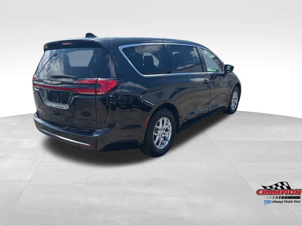 Used 2024 Chrysler Pacifica Touring-L FWD image 6