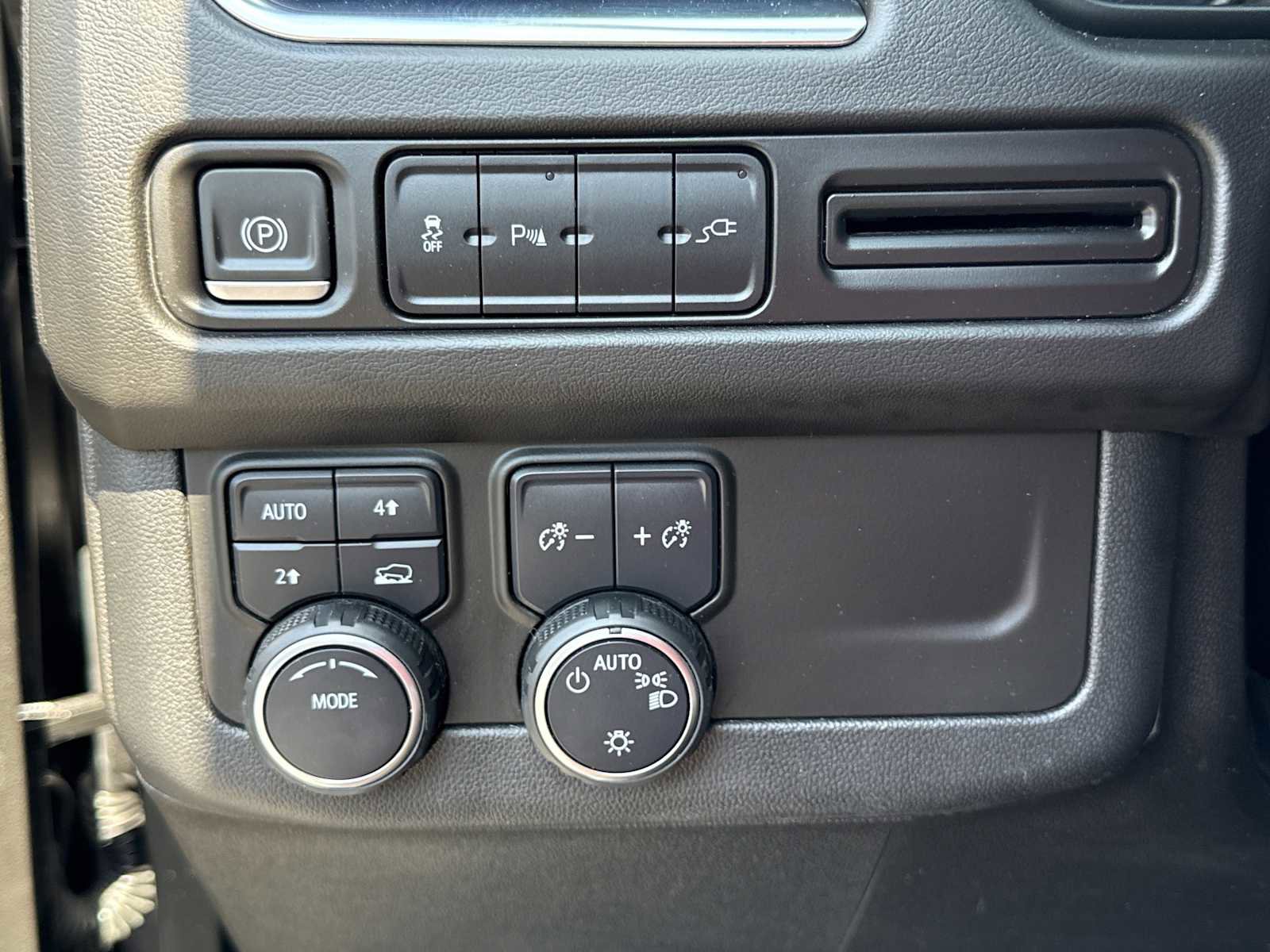 Used 2021 Chevrolet Suburban LT AWD/4WD image 12