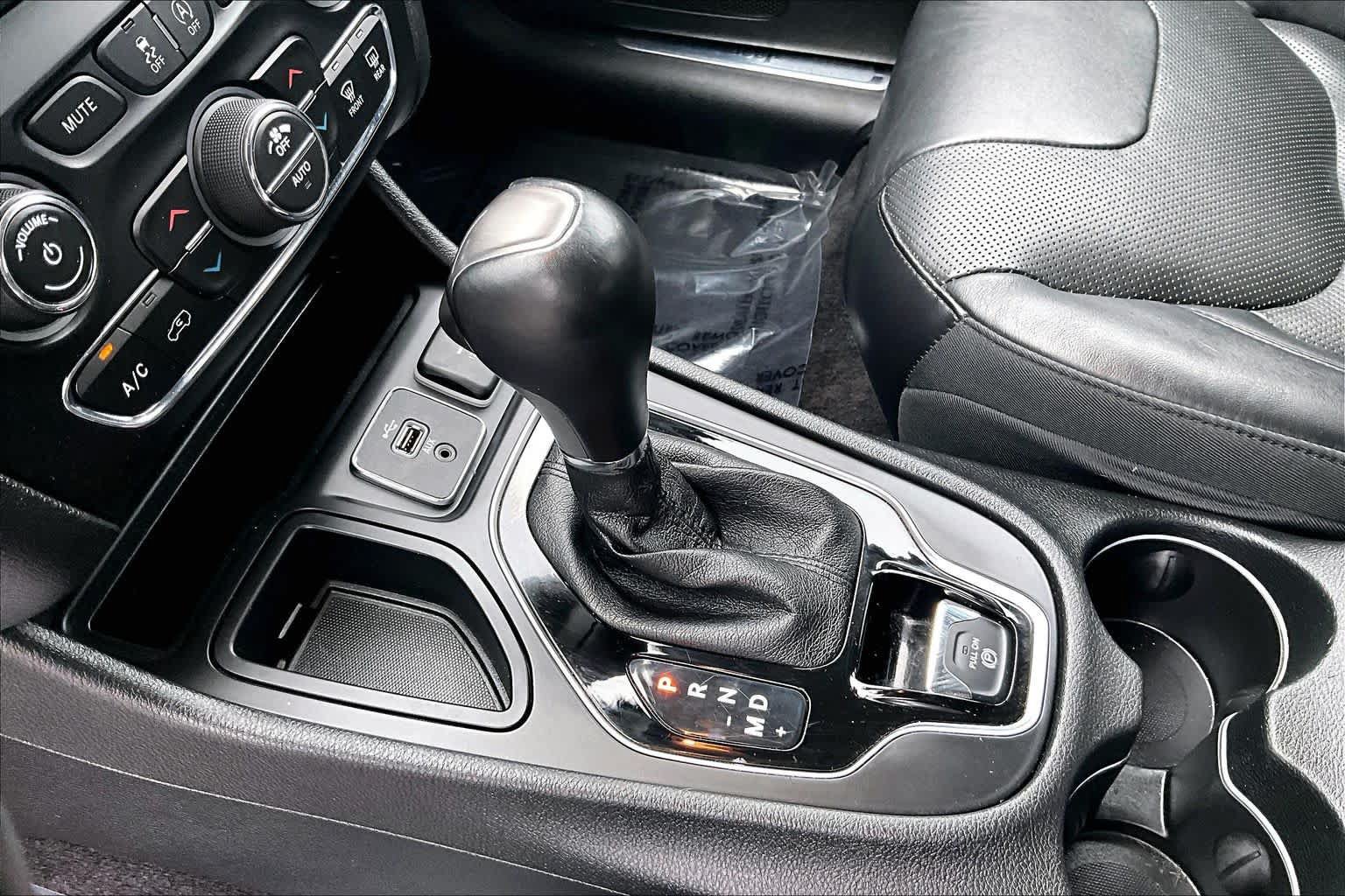 Used 2019 Jeep Cherokee Limited w/ Technology Group FWD image 16