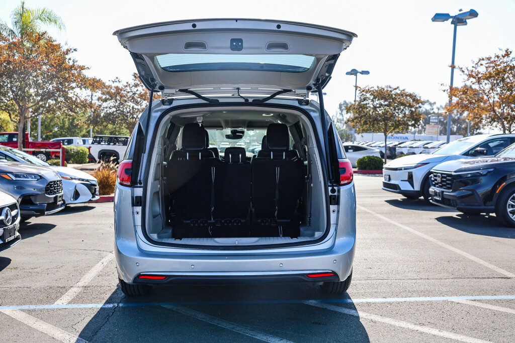 Used 2024 Chrysler Pacifica Touring-L FWD image 28