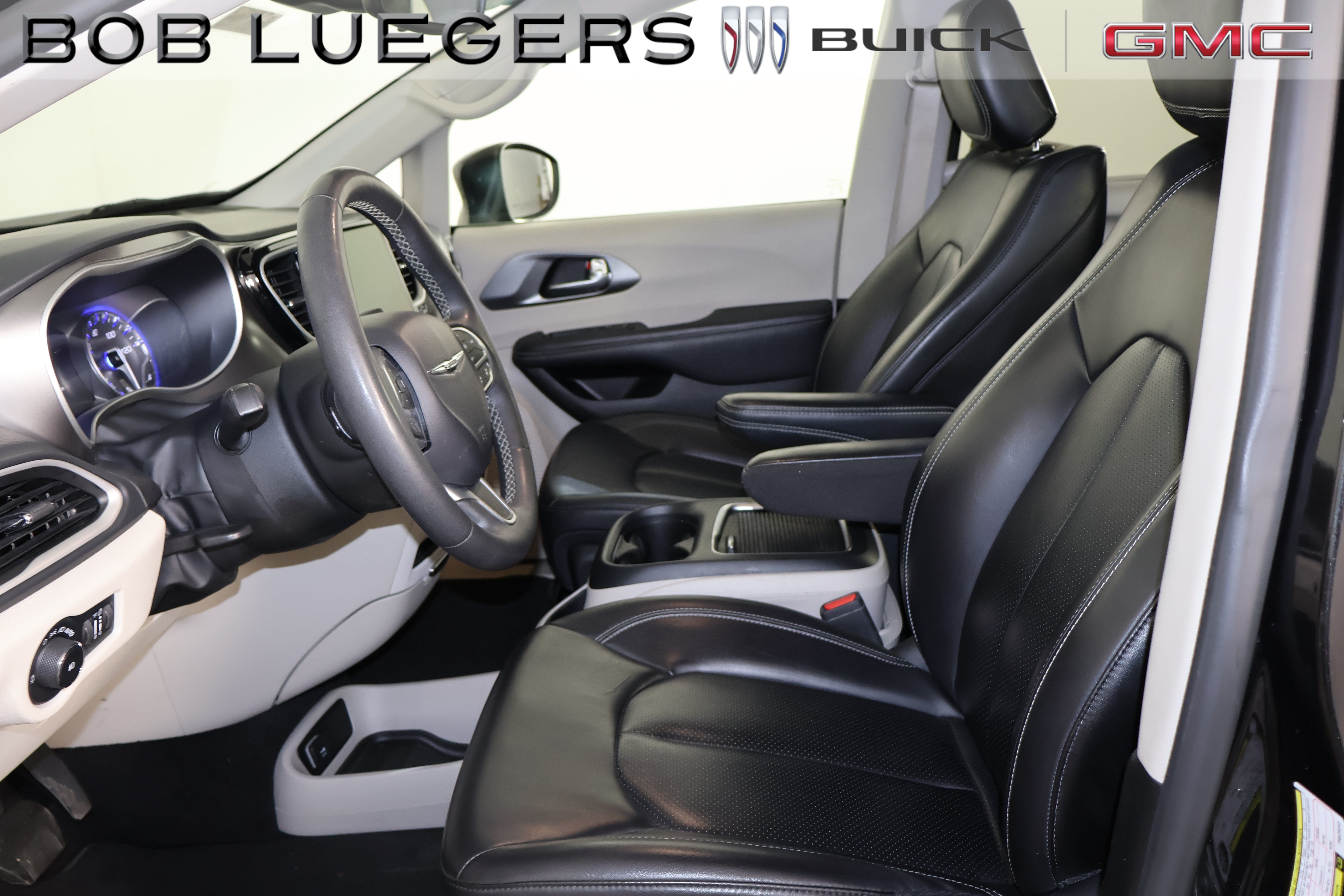 Used 2023 Chrysler Pacifica Touring-L FWD image 8