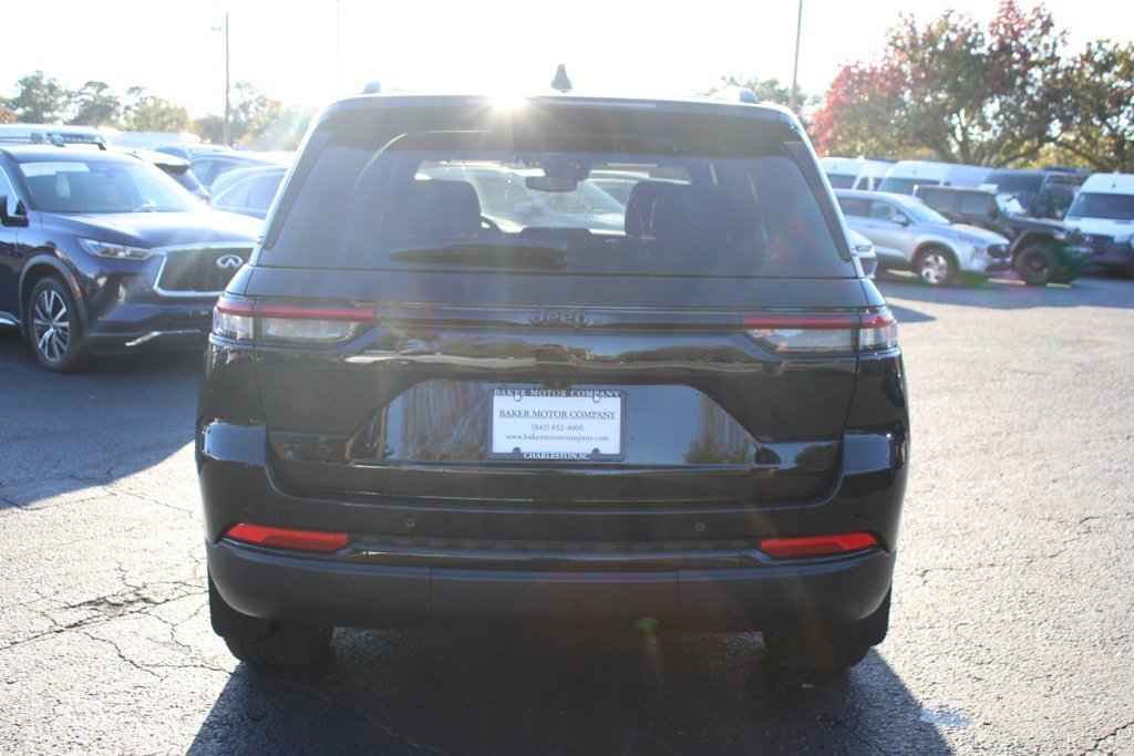 Used 2023 Jeep Grand Cherokee Altitude image 11