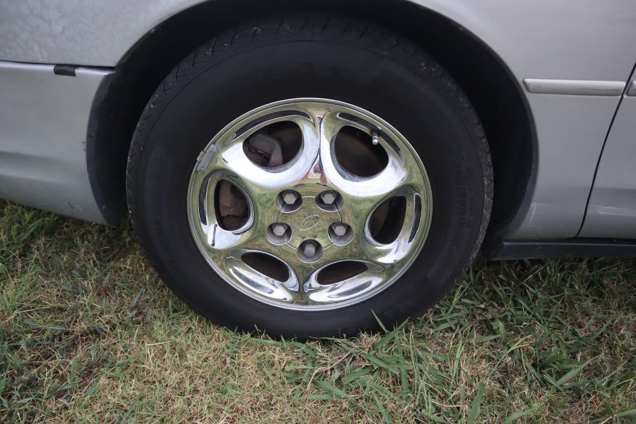 Used 1998 Oldsmobile Intrigue GL FWD image 34