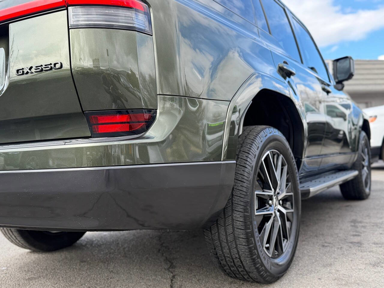 Used 2025 Lexus GX 550 w/ Accessory Package (31) image 36