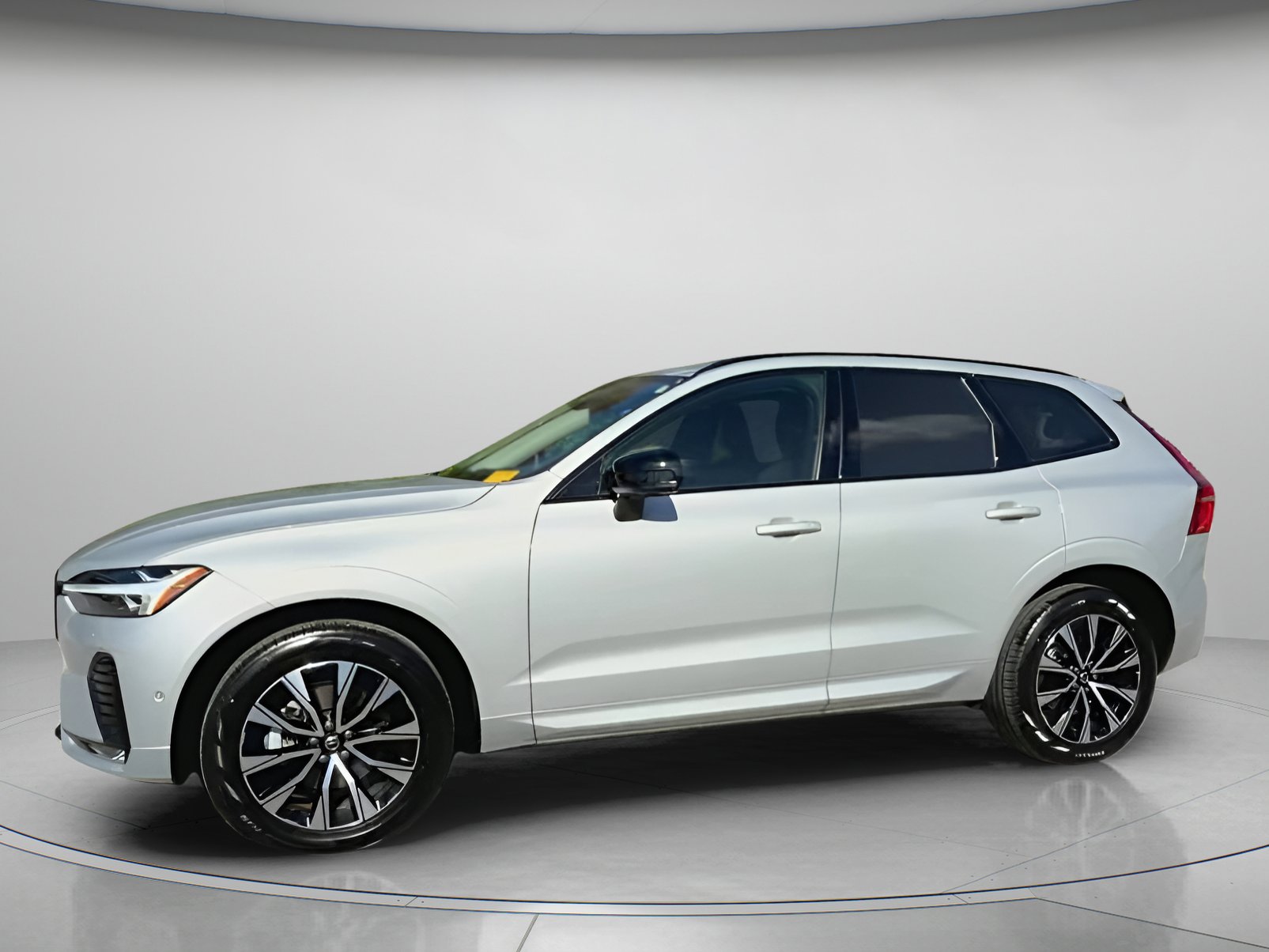 Used 2025 Volvo XC60 B5 Plus image 14