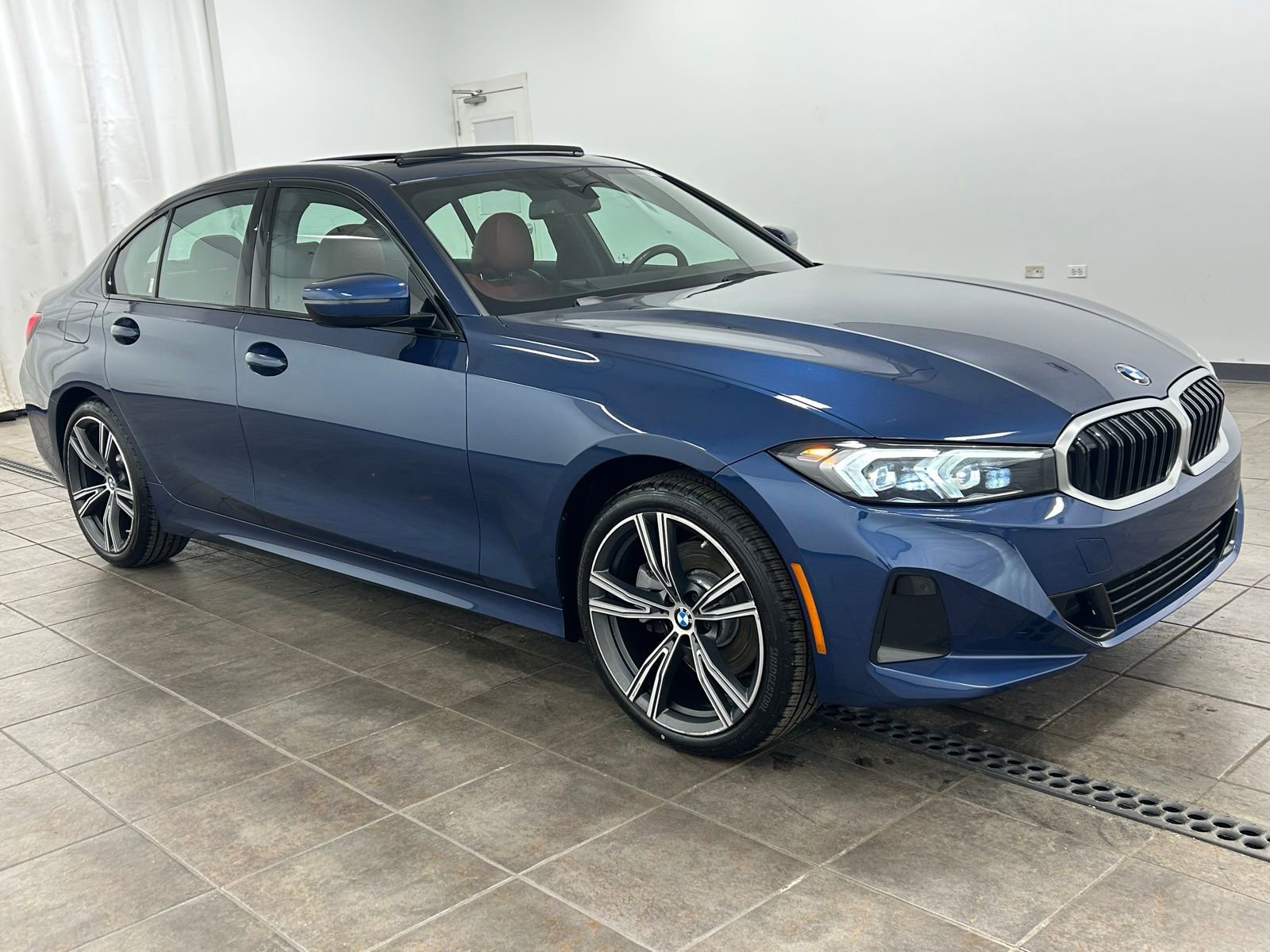 Used 2023 BMW 330i xDrive Sedan w/ Premium Package image 6