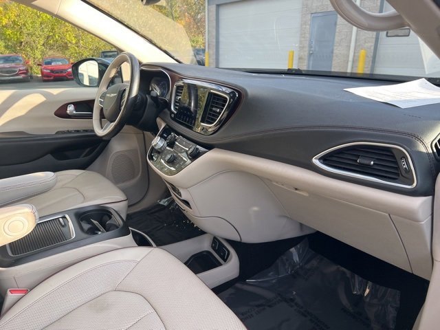 Used 2020 Chrysler Pacifica Limited image 11