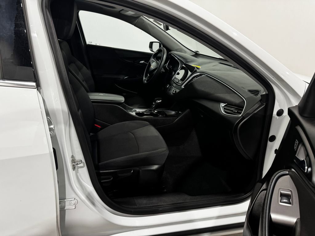Used 2021 Chevrolet Malibu LT image 19