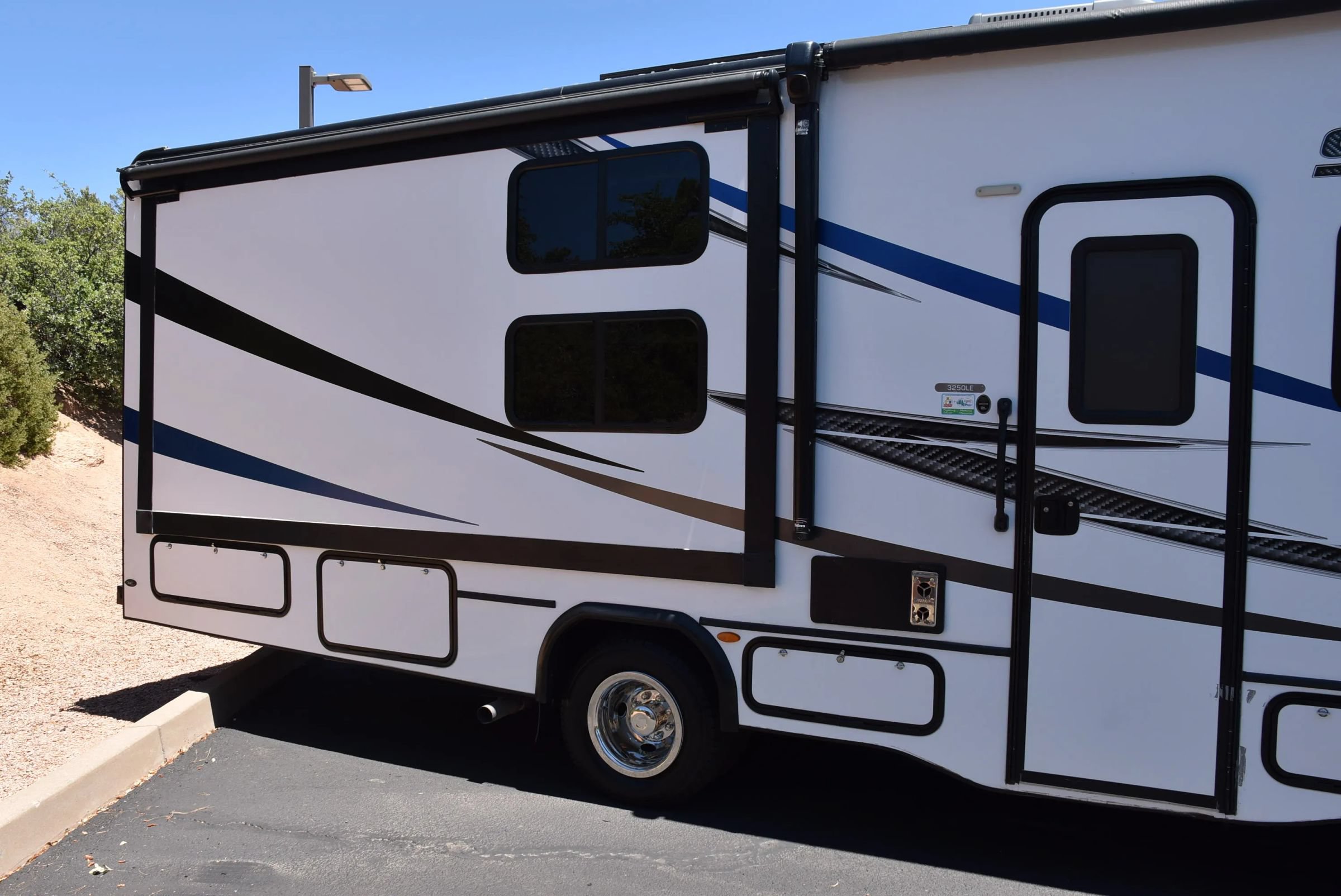 Used 2022 Ford E-450 and Econoline 450 Super Duty w/ Motorhome Prep Package RWD image 6