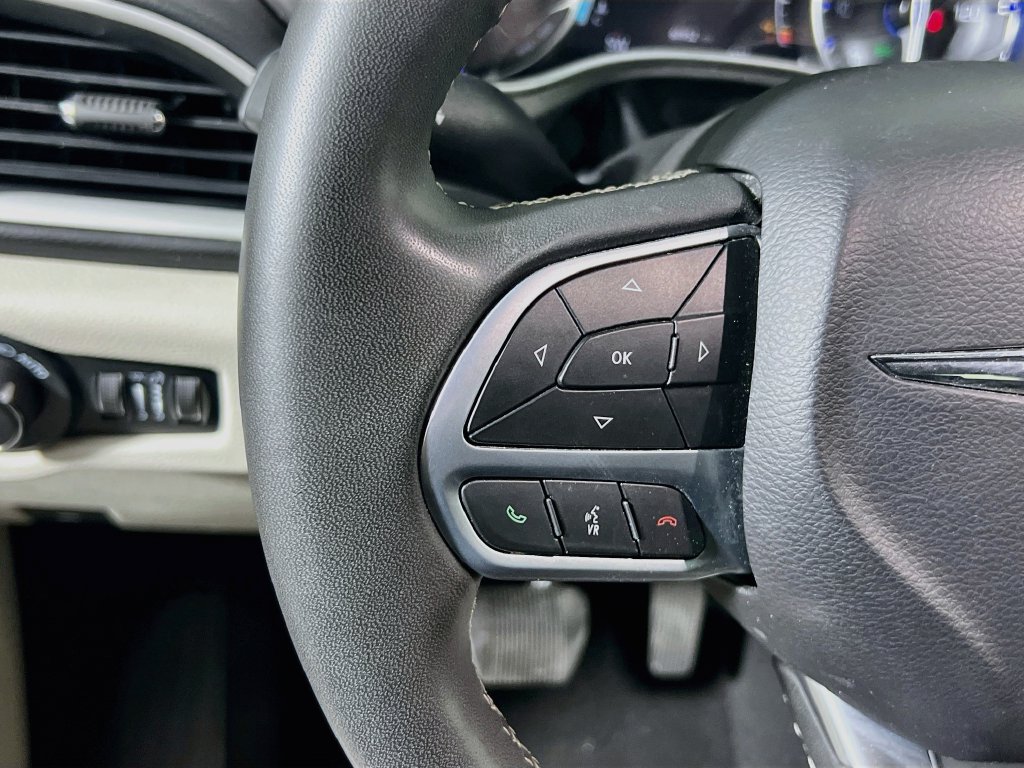 Used 2023 Chrysler Pacifica Touring-L FWD image 18