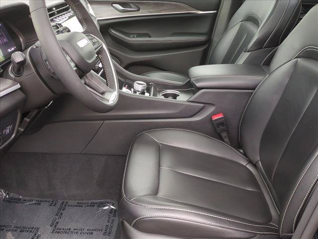 Used 2024 Jeep Grand Cherokee Limited w/ Black Appearance Package AWD/4WD image 16