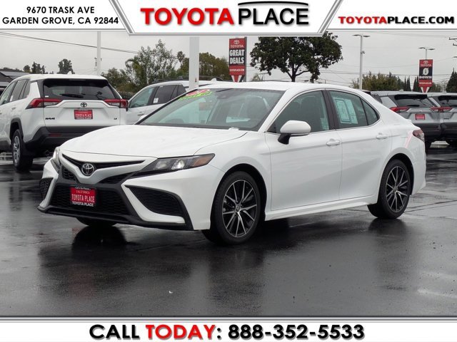 Used 2024 Toyota Camry SE image 1