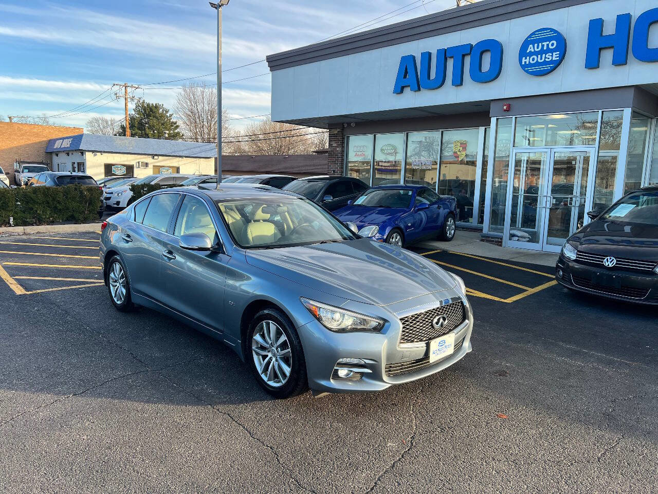 Used 2017 INFINITI Q50 Premium w/ 2.0T Premium Plus Package image 3