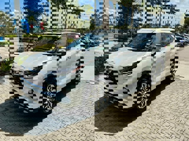 Used 2025 Toyota Highlander Platinum image 3