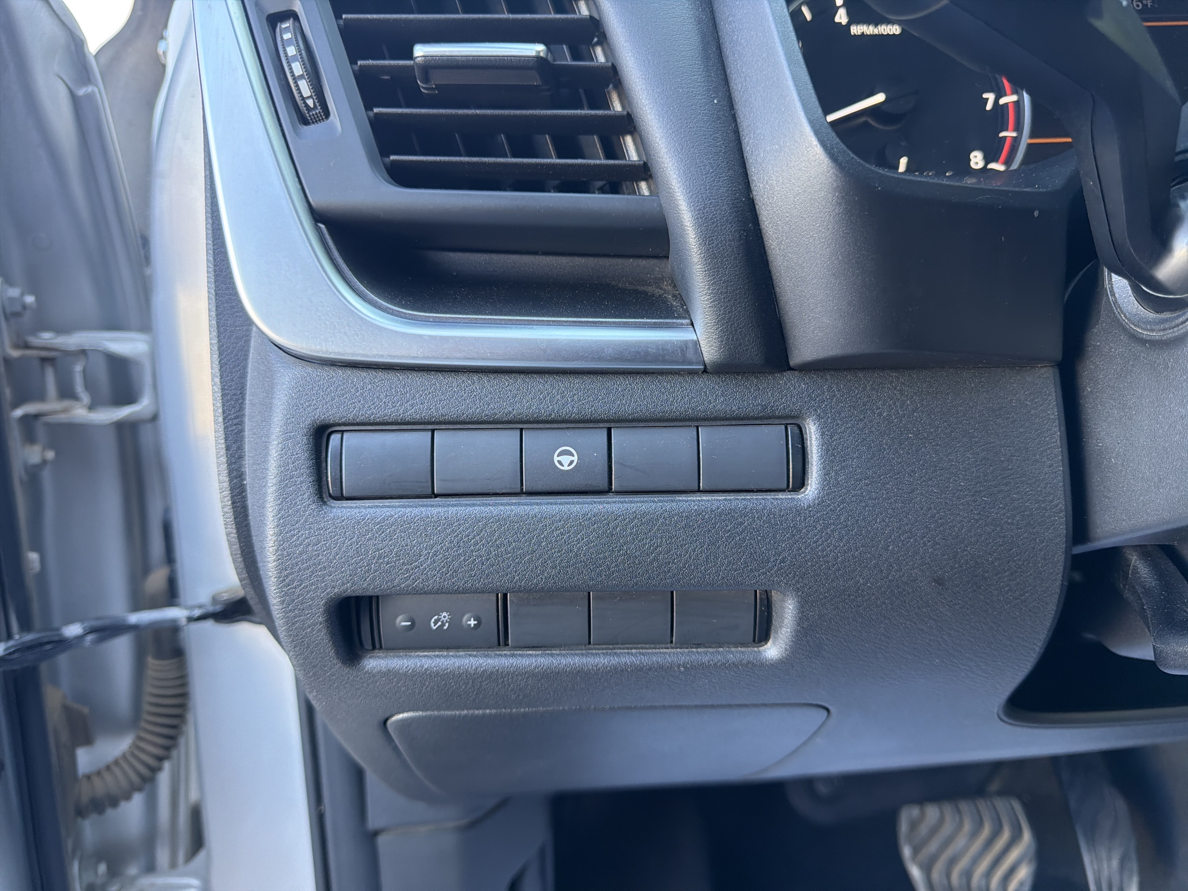 Used 2023 Nissan Rogue SV FWD image 15