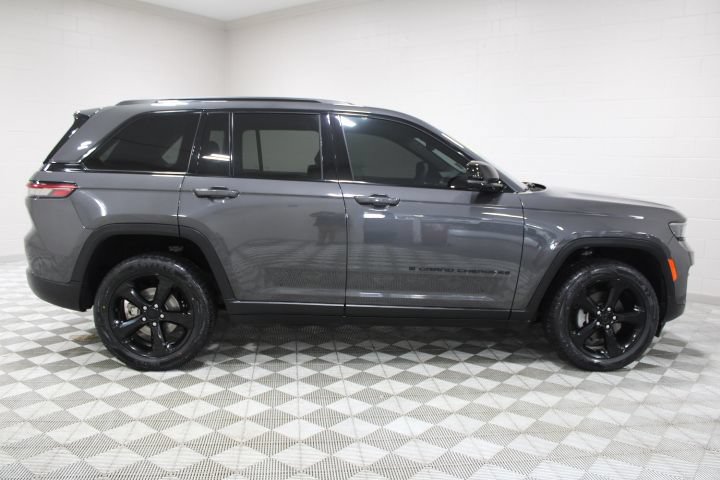 Used 2023 Jeep Grand Cherokee Altitude AWD/4WD image 12