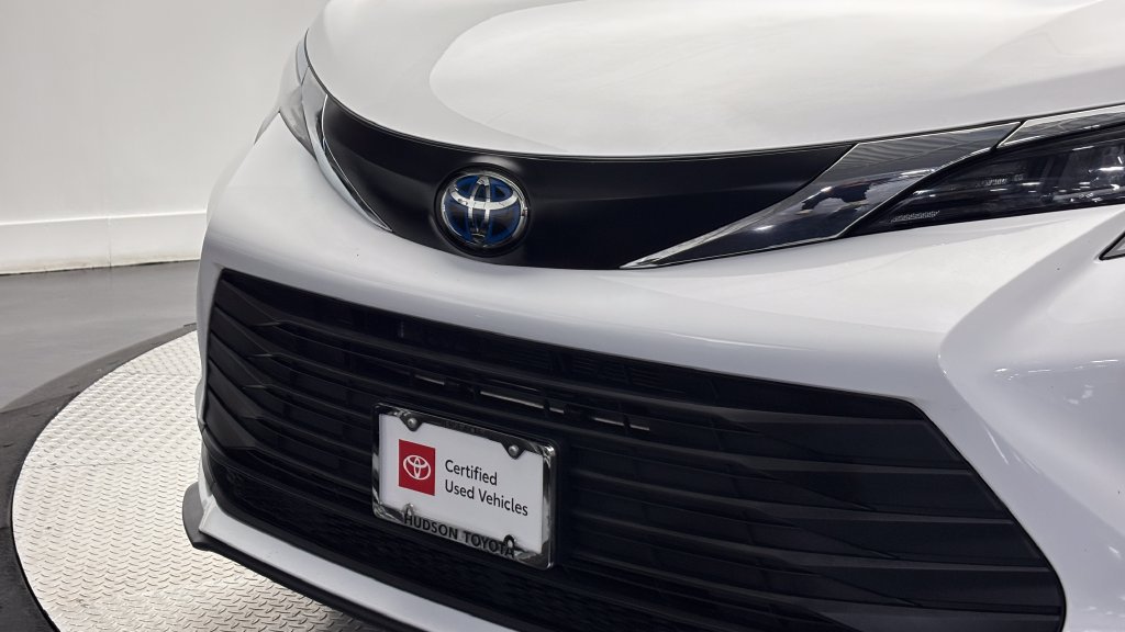 Used 2025 Toyota Sienna LE FWD image 2
