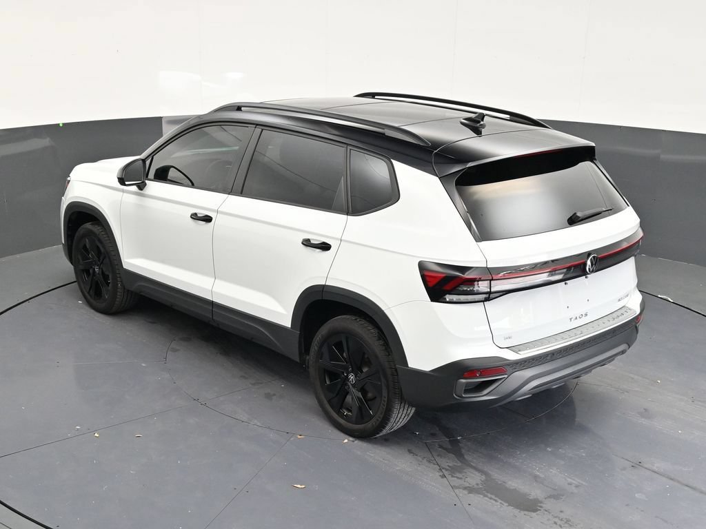 Used 2025 Volkswagen Taos SE FWD image 14