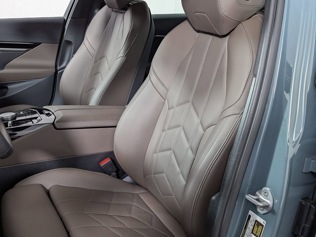 Used 2025 BMW 530i xDrive w/ Premium Package image 19