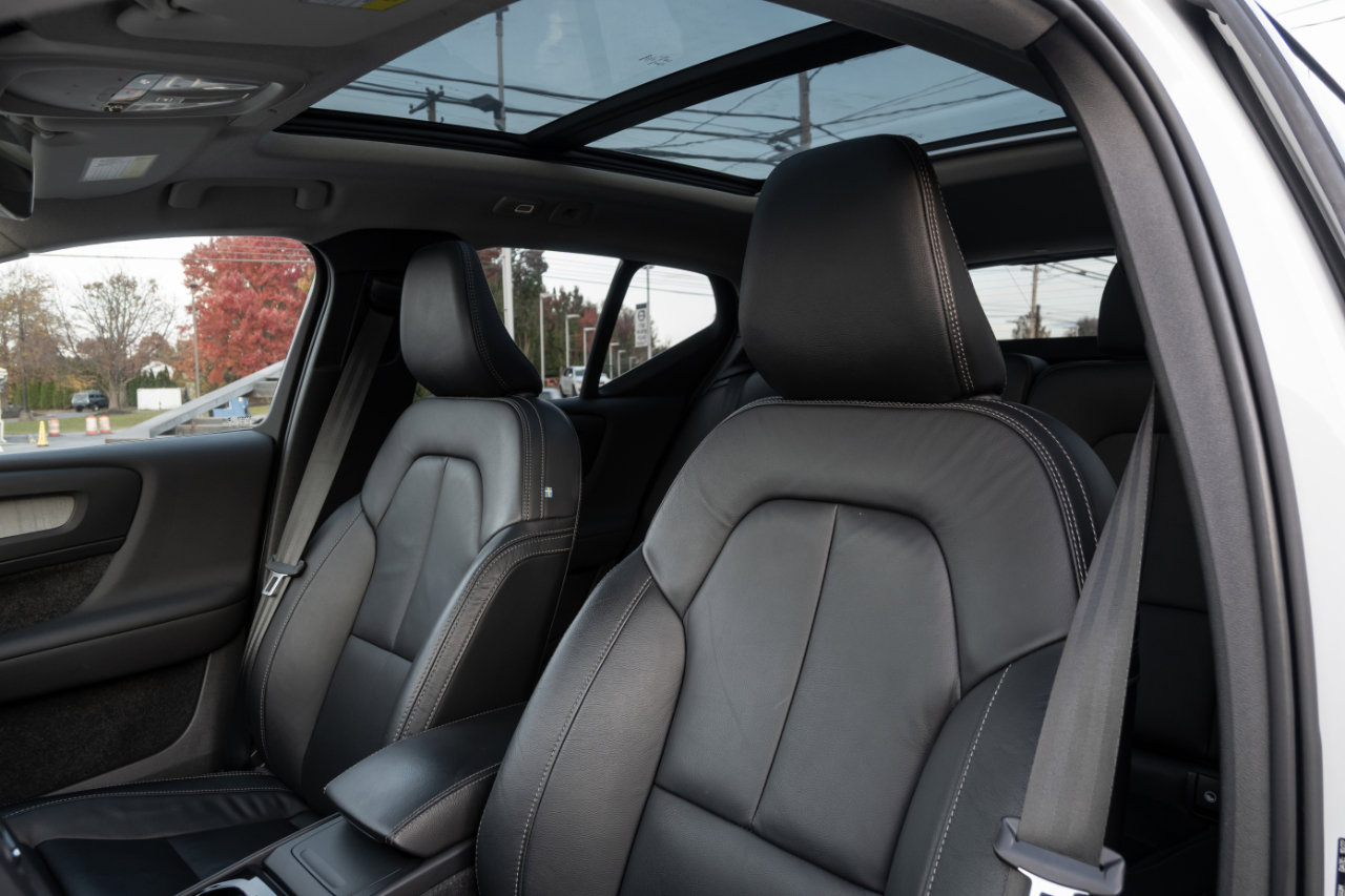 Used 2023 Volvo XC40 B5 Plus image 19