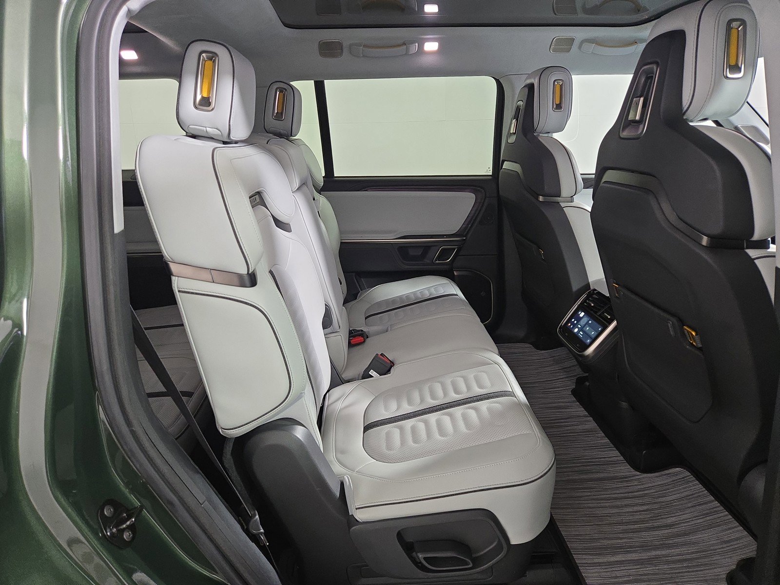Used 2024 Rivian R1S Adventure AWD/4WD image 23