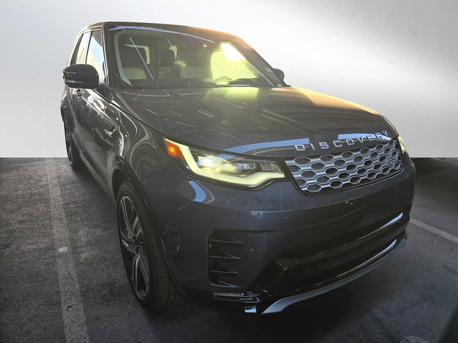 Used 2025 Land Rover Discovery Metropolitan Edition image 4