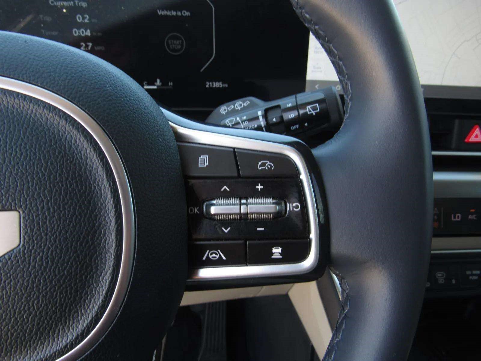 Used 2025 Kia Carnival SX w/ SX Dark Edition Package FWD image 28