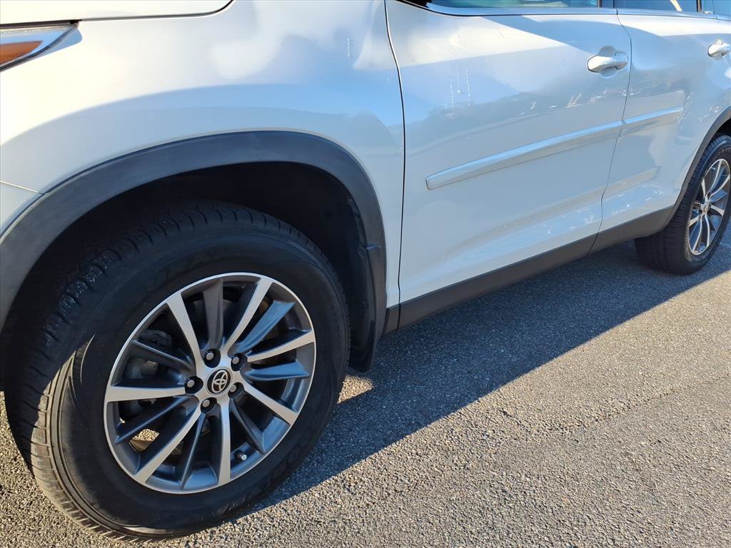 Used 2019 Toyota Highlander XLE AWD/4WD image 9