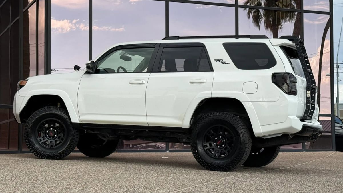 Used 2018 Toyota 4Runner TRD Off-Road Premium AWD/4WD image 6