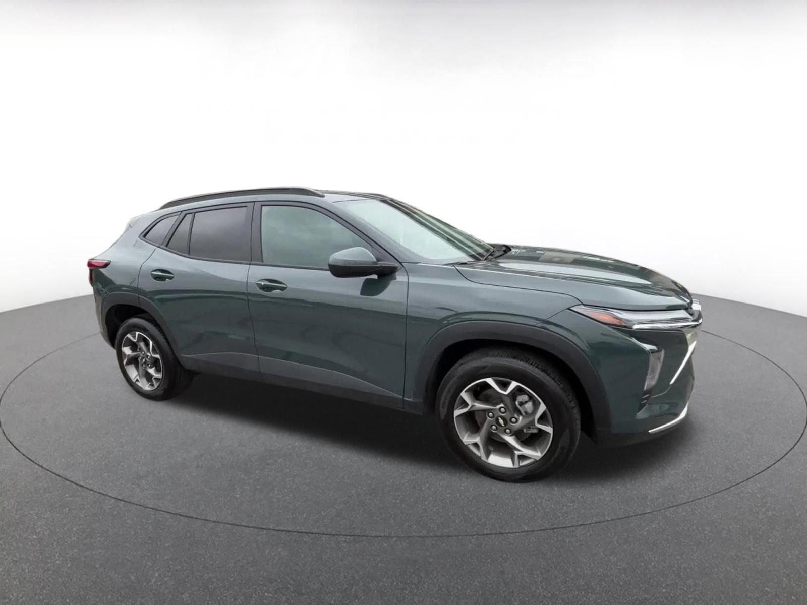 Used 2025 Chevrolet Trax LT w/ LT Convenience Package FWD image 2