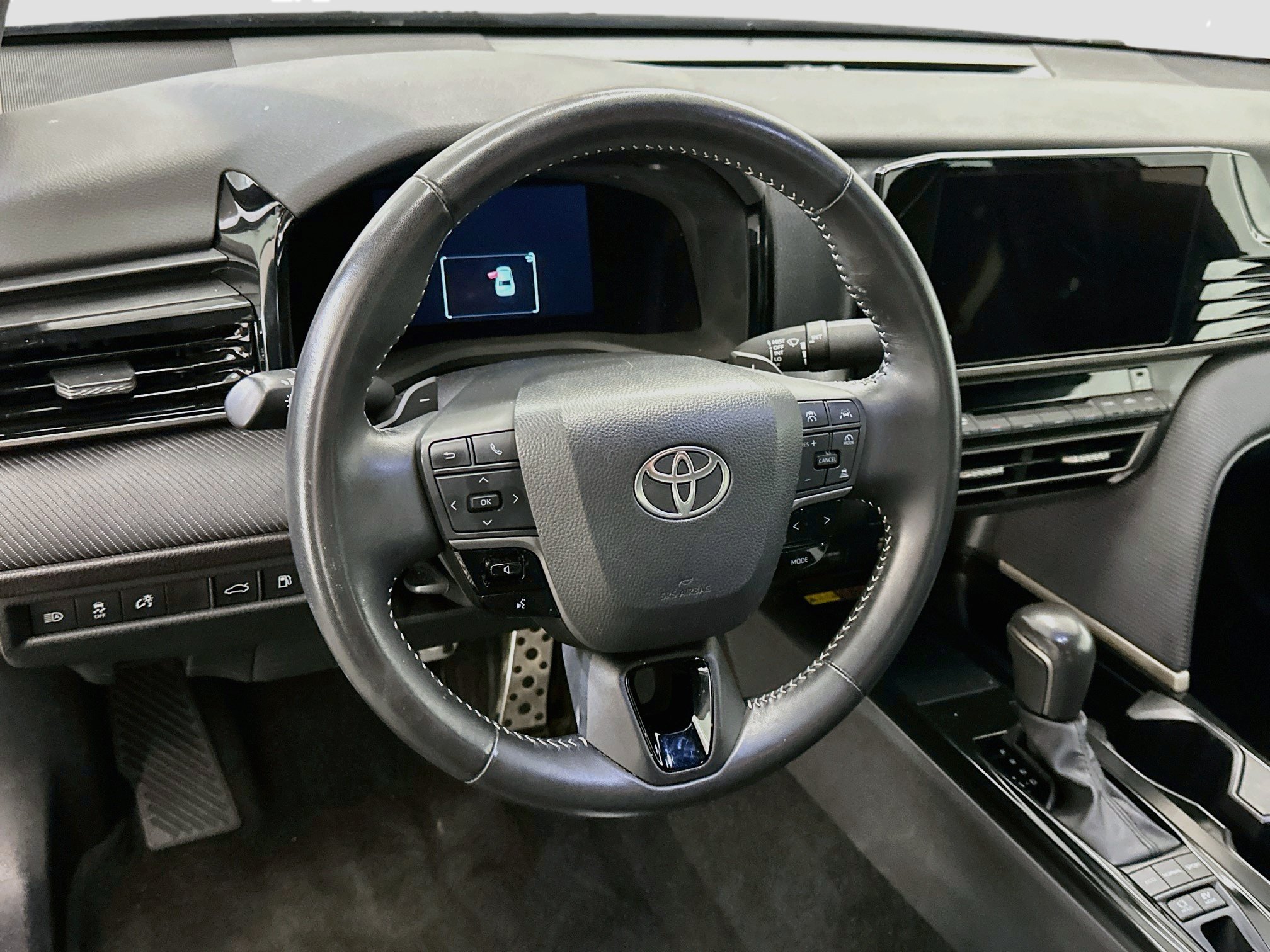 Used 2025 Toyota Camry SE FWD image 18