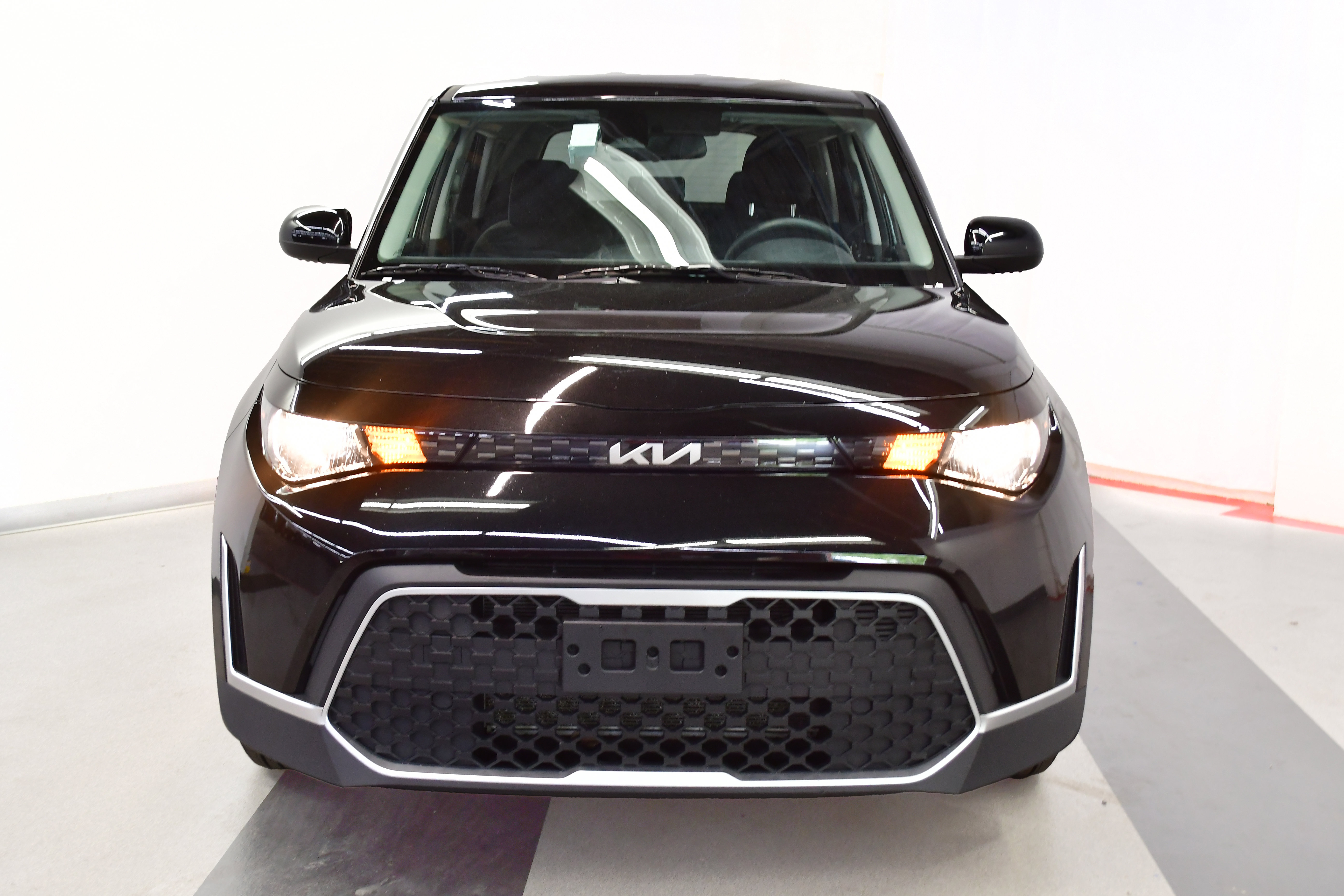 Used 2025 Kia Soul LX w/ LX Technology Package FWD image 3