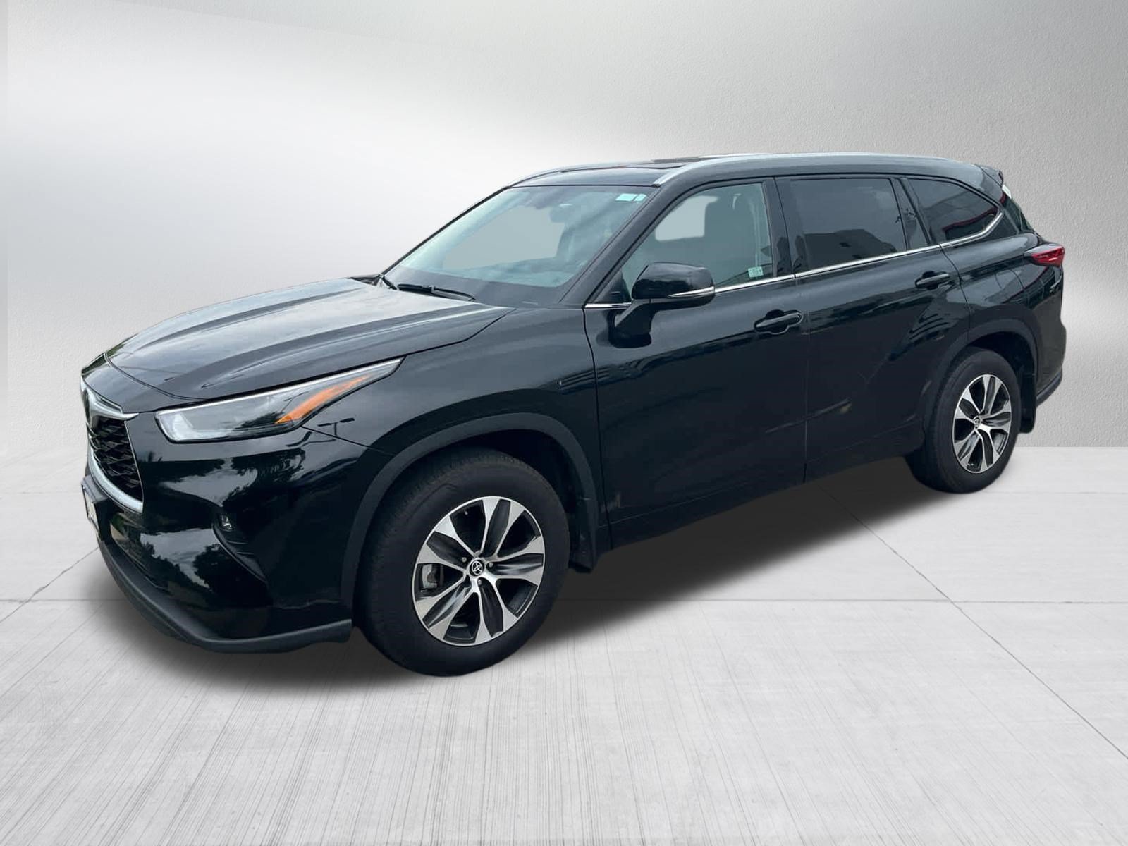 Used 2022 Toyota Highlander XLE AWD/4WD image 3