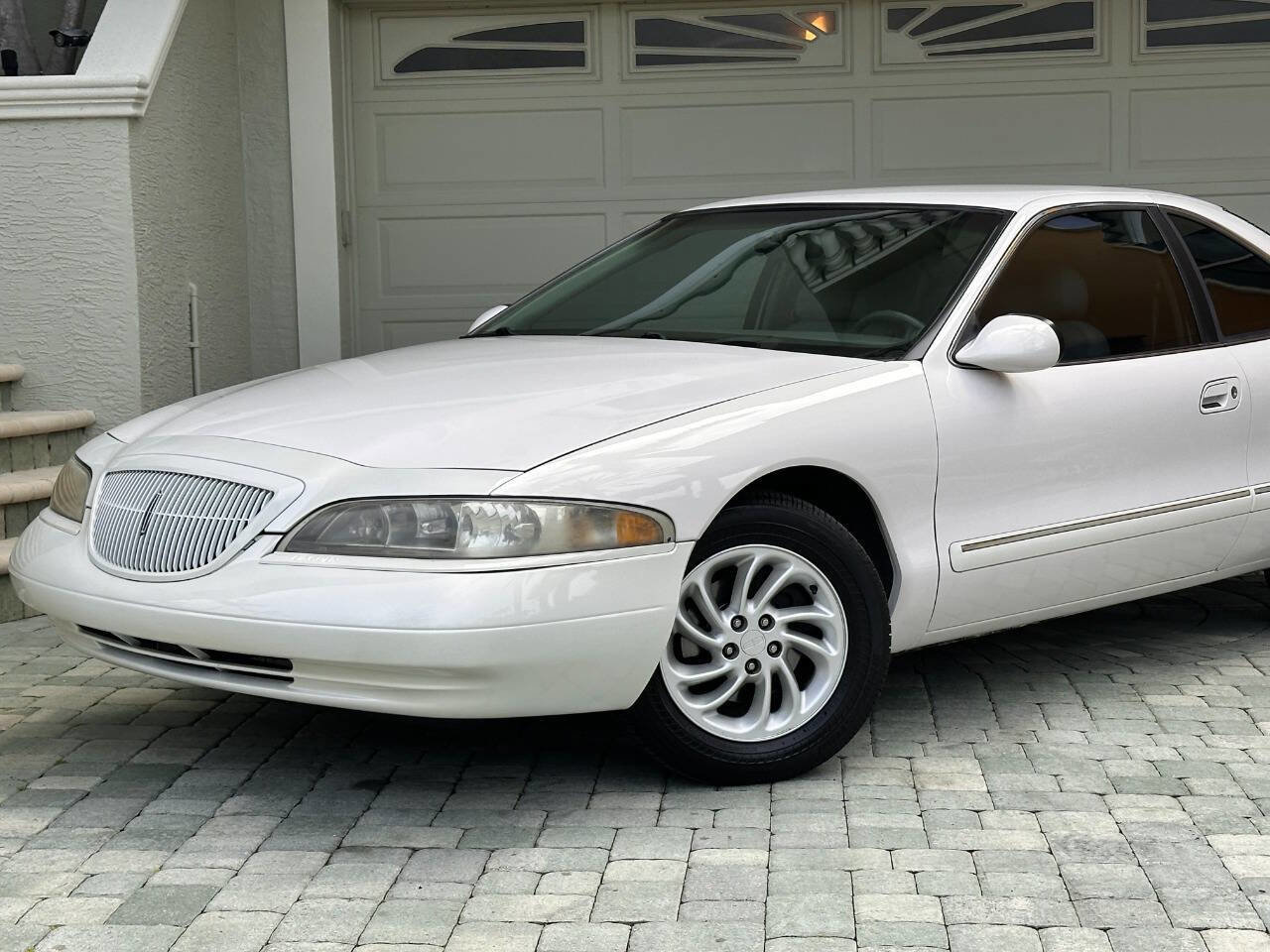 Used 1998 Lincoln Mark VIII RWD image 2