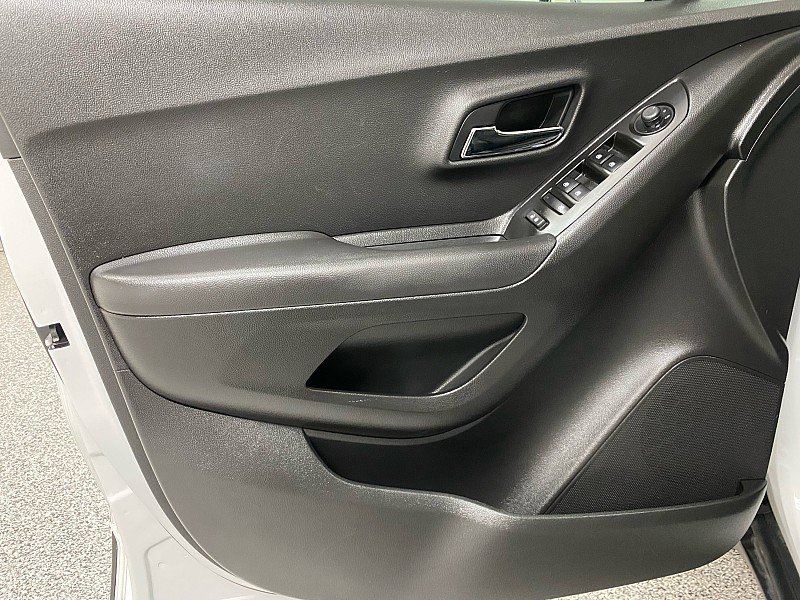 Used 2020 Chevrolet Trax LT w/ LT Convenience Package image 10