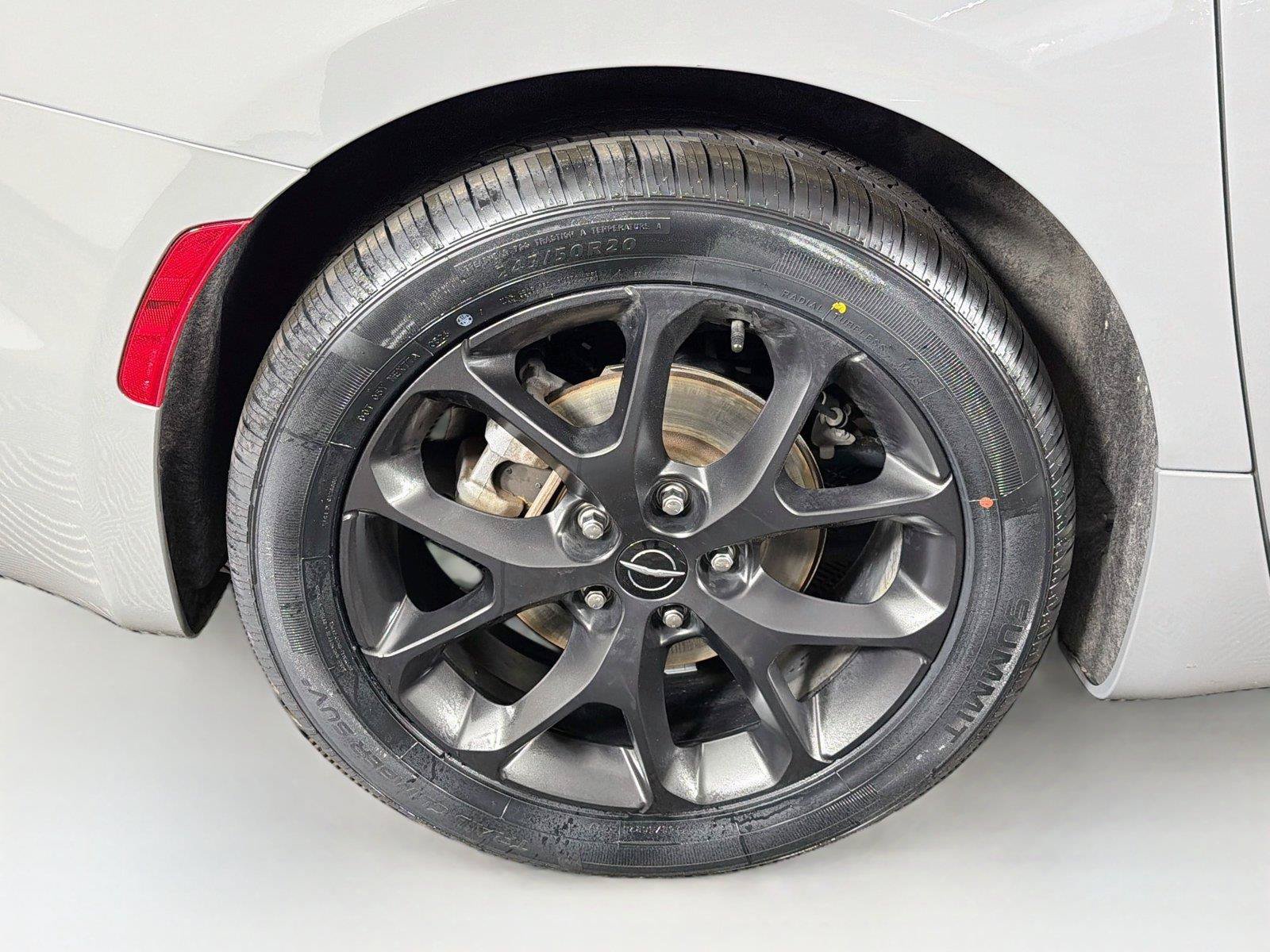 Used 2025 Chrysler Pacifica Limited FWD image 35