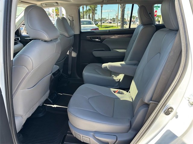 Used 2022 Toyota Highlander Limited image 6