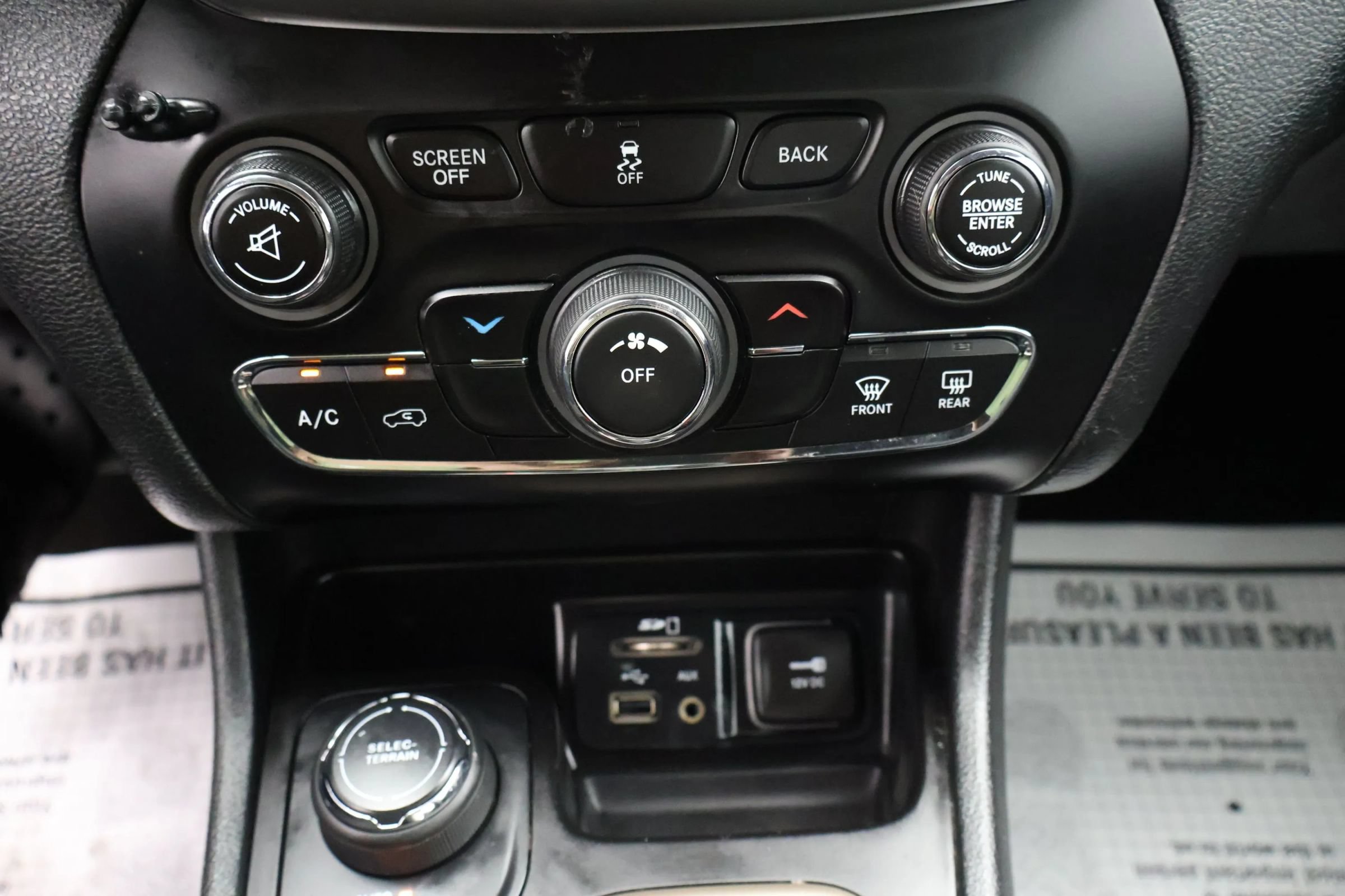 Used 2014 Jeep Cherokee Latitude w/ Cold Weather Group AWD/4WD image 24