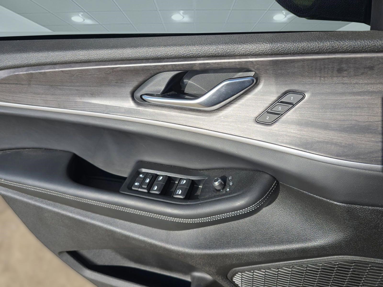 Used 2025 Jeep Grand Cherokee L Limited w/ Luxury Tech Group II image 22