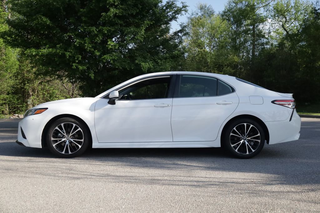 Used 2019 Toyota Camry SE image 2