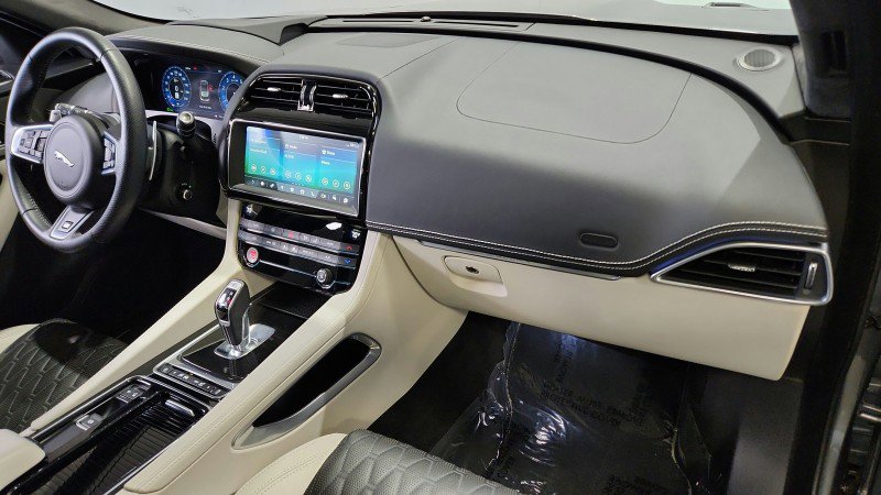 Used 2020 Jaguar F-PACE SVR image 18