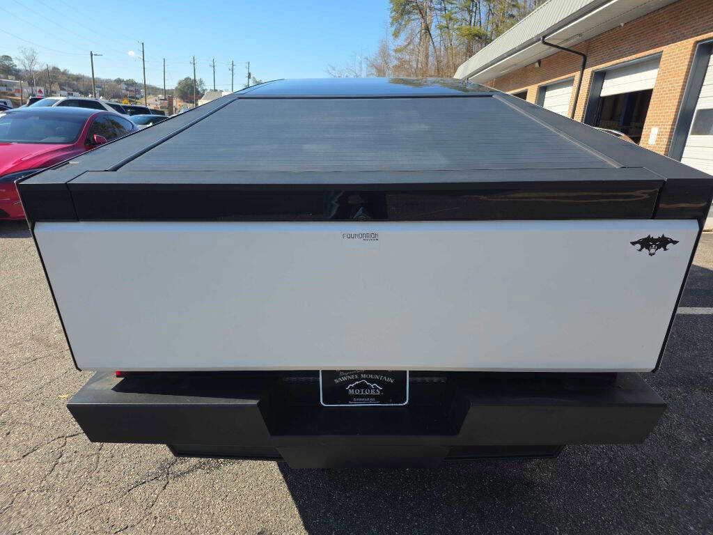 Used 2024 Tesla Cybertruck AWD Crew Cab image 4