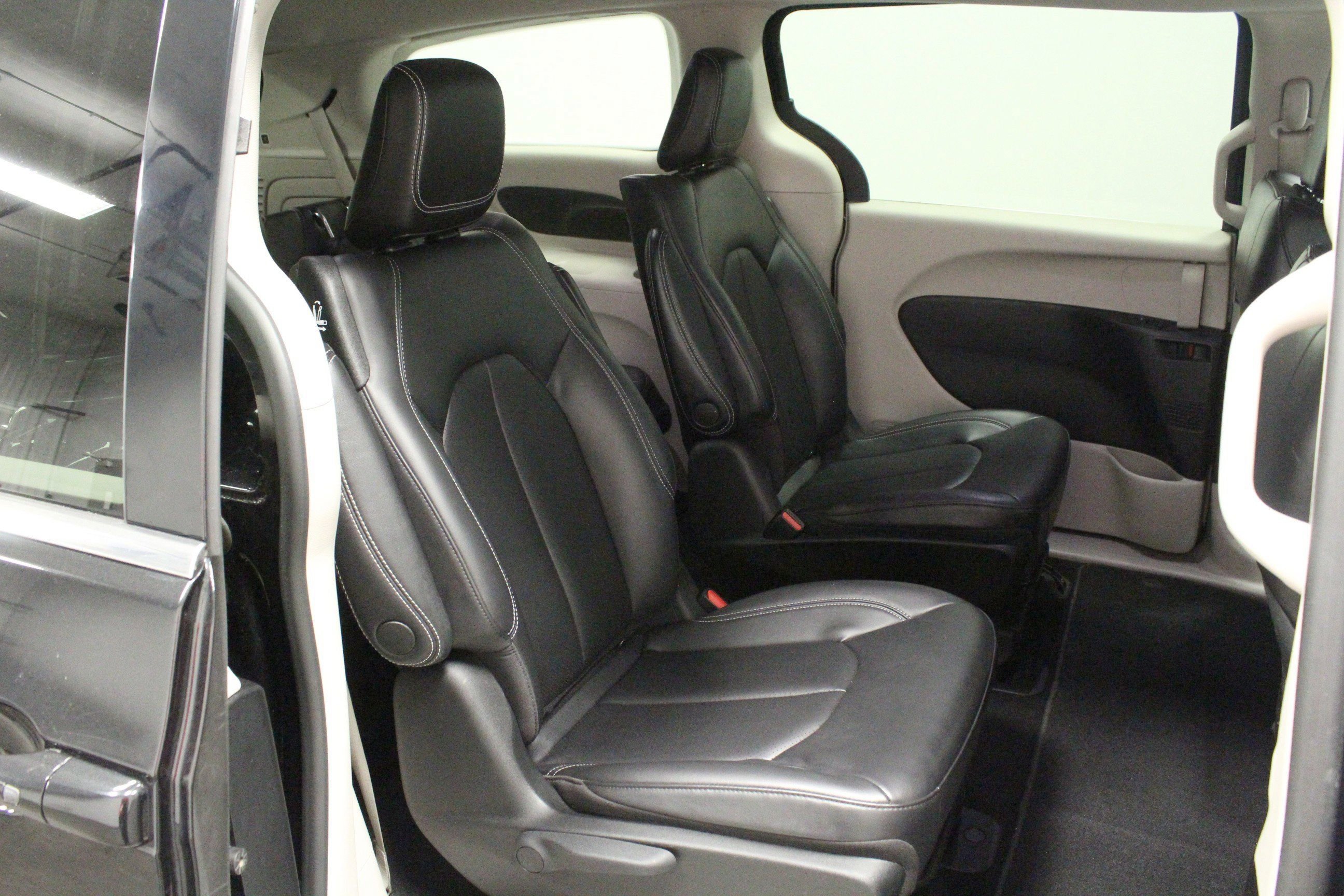 Used 2023 Chrysler Pacifica Touring-L FWD image 17