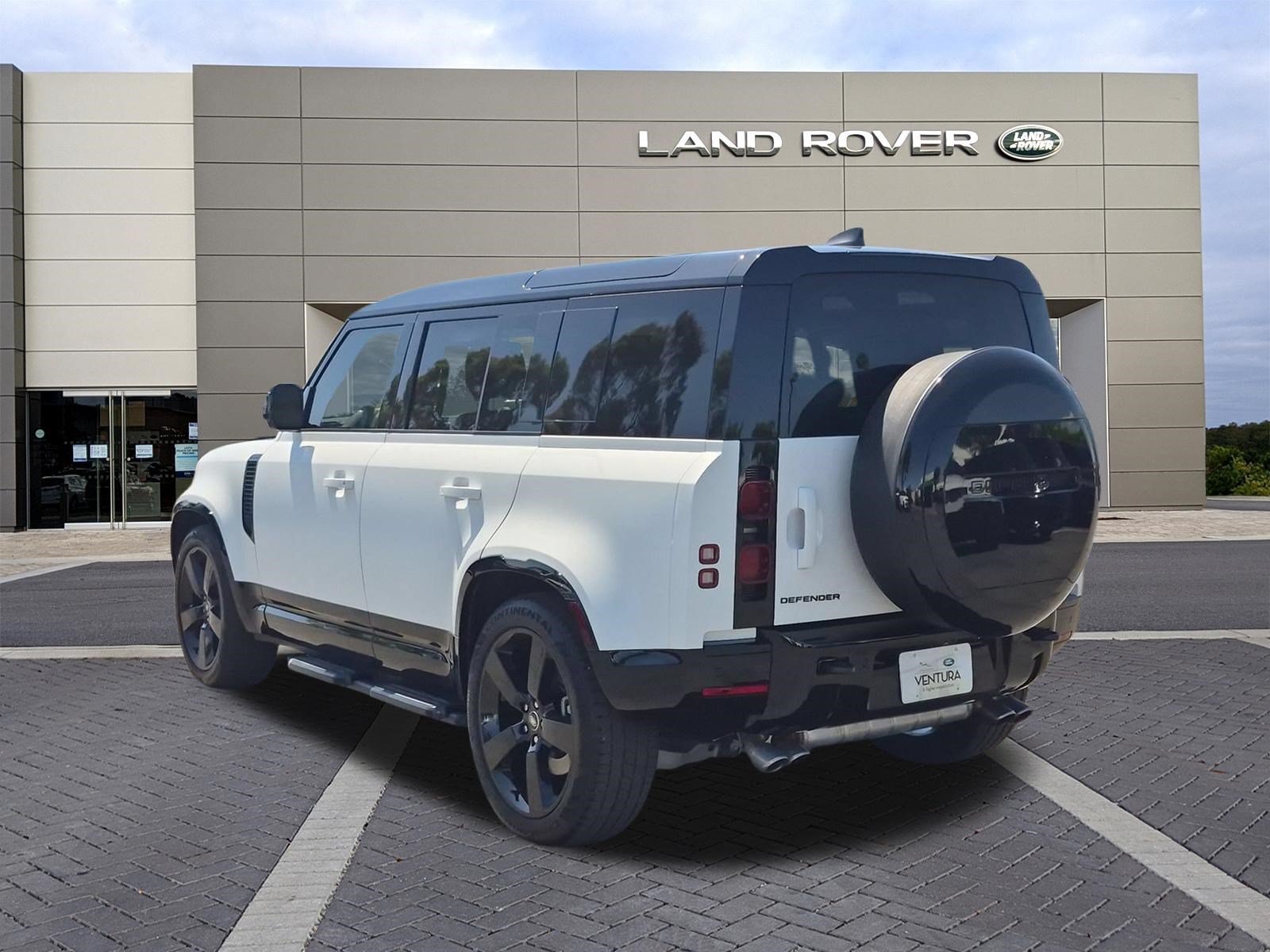 Certified 2025 Land Rover Defender 110 X-Dynamic SE AWD/4WD image 7