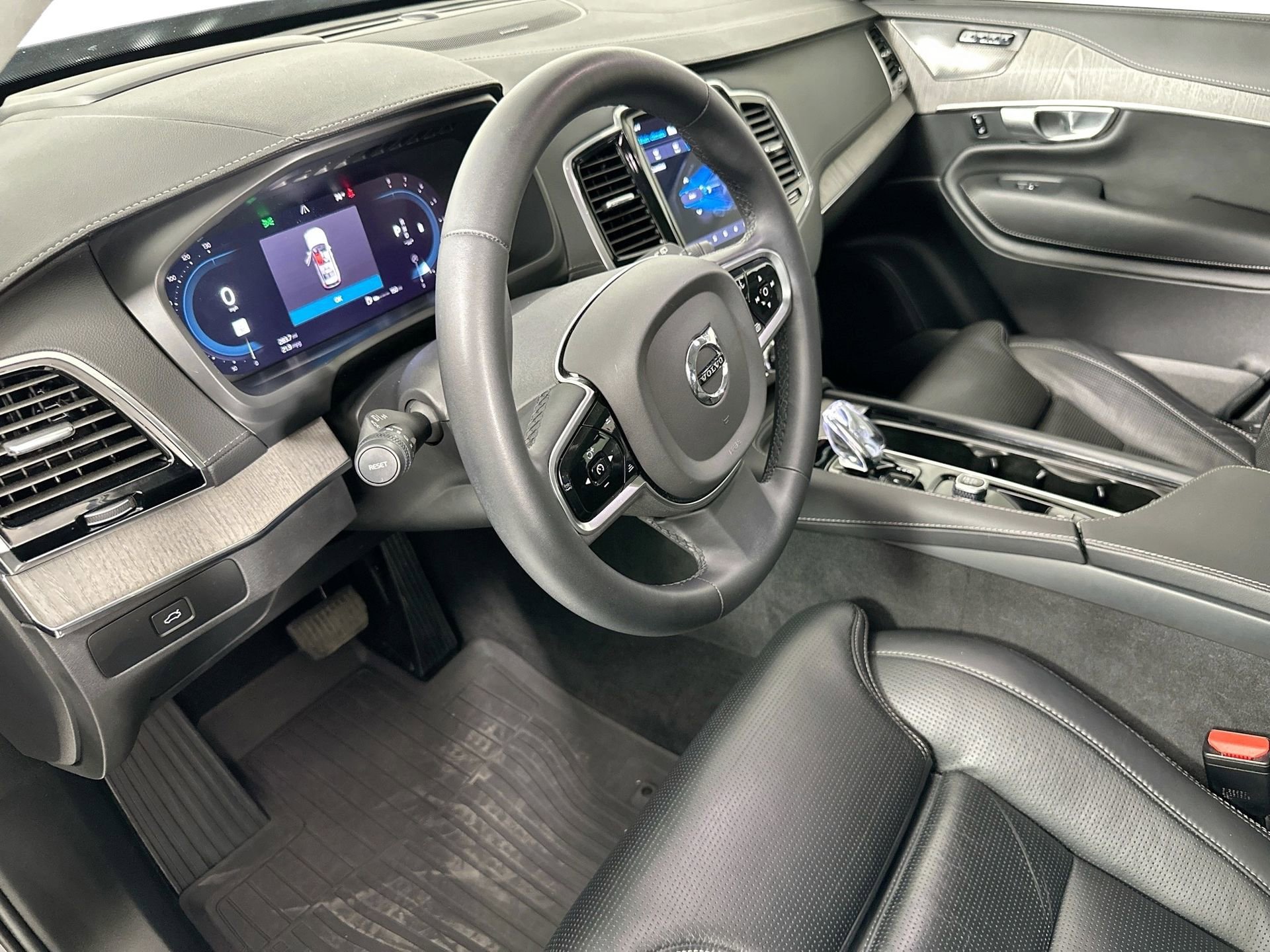 Certified 2023 Volvo XC90 B6 Ultimate w/ Protection Package Premier image 10