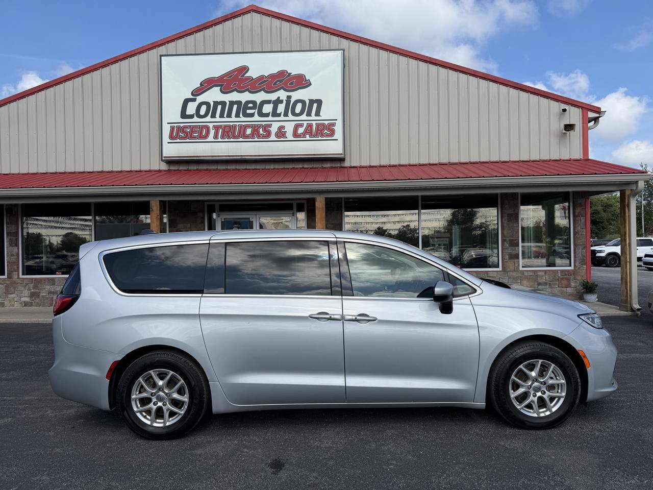 Used 2023 Chrysler Pacifica Touring-L FWD image 3