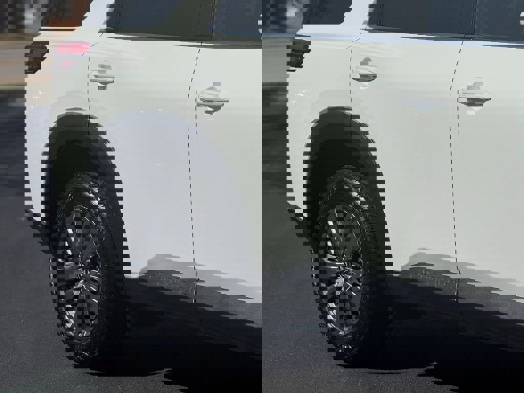 Used 2024 Nissan Pathfinder SV image 9