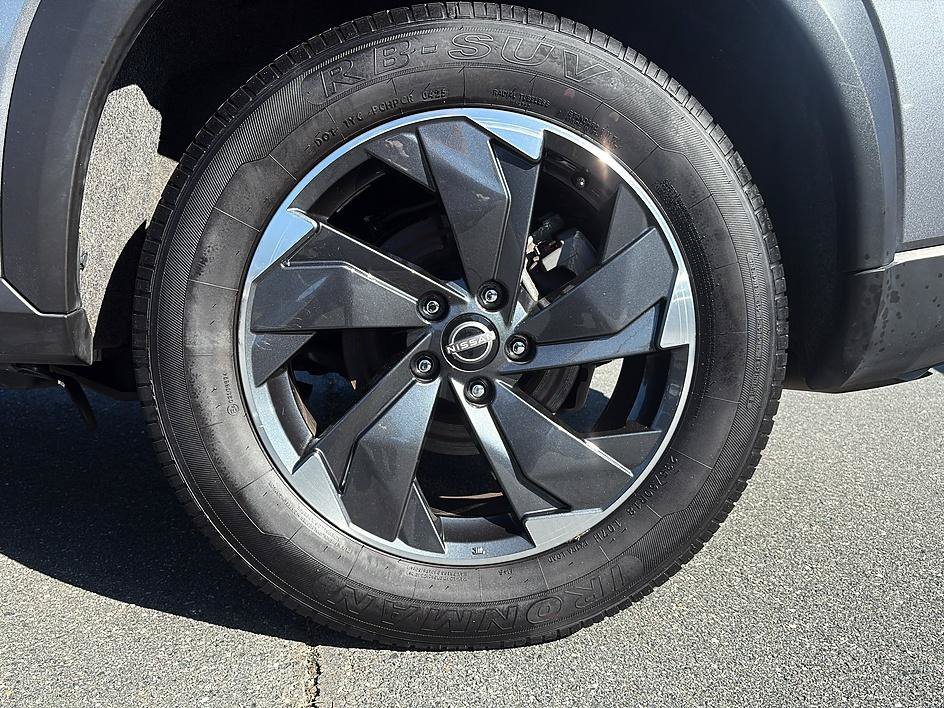 Certified 2025 Nissan Rogue SV FWD image 10