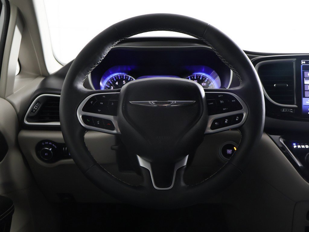 Used 2024 Chrysler Pacifica Touring-L image 35