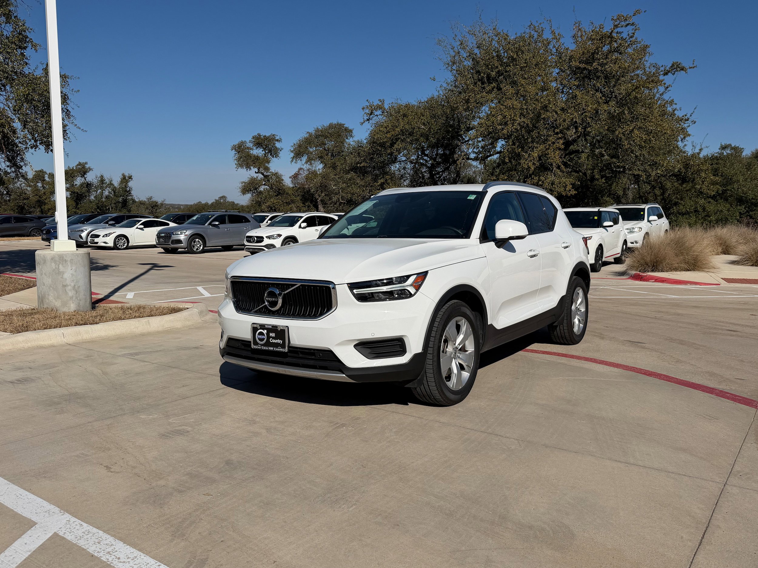 Used 2020 Volvo XC40 T4 Momentum image 2